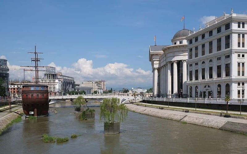 CITY WALKING TOUR - PROJECT SKOPJE 2014 - Main Square and Macedonia Pedestrian Street: the city spine